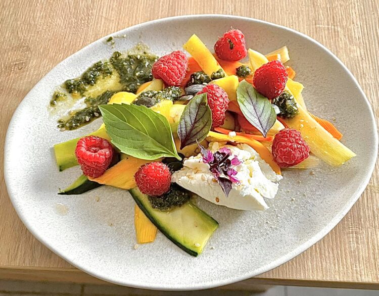 Assiette végétarienne maison préparée par Pascal, table d’hôtes à Suite en Terrasse, Cognac – produits frais, locaux et de saison