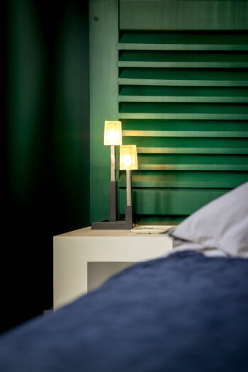 Lampe de chevet vintage émettant une lumière douce et chaleureuse.