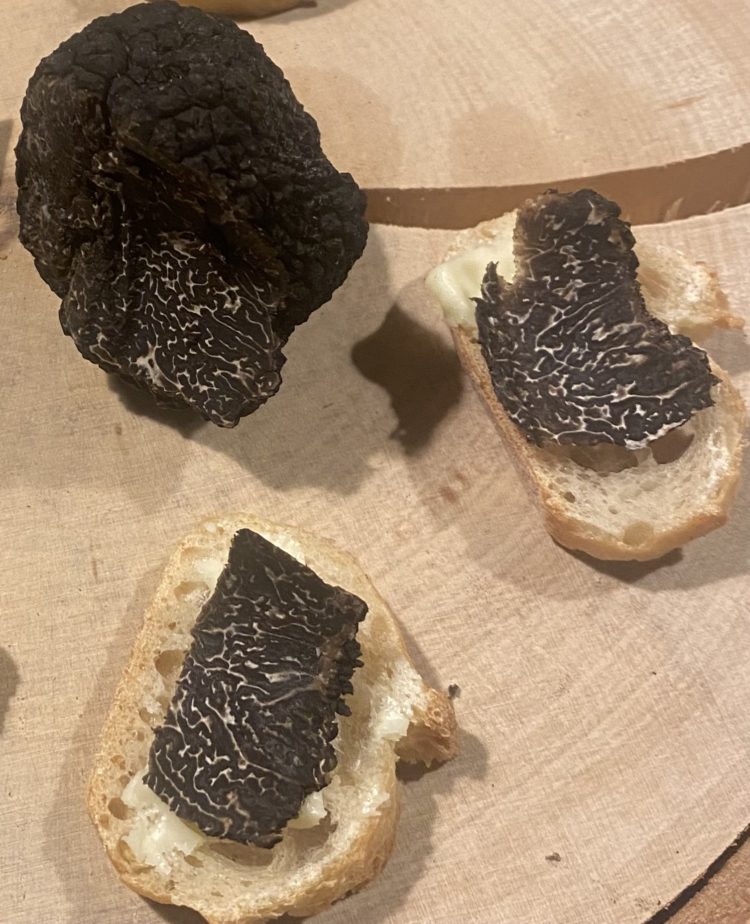 Toasts au beurre salé avec des copeaux de truffes fraiches