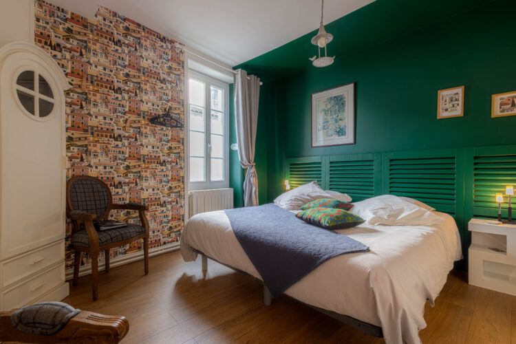 Vue d’ensemble de la suite Soleil Levant, chambre d’hôtes lumineuse et calme à Suite en Terrasse, au cœur de Cognac.