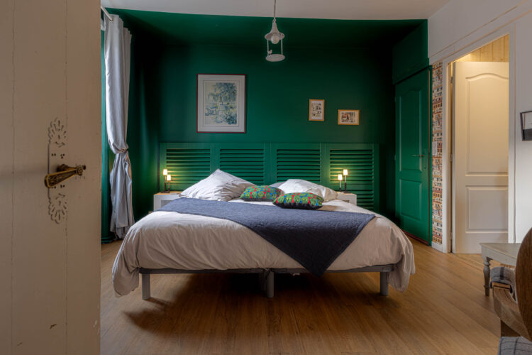 Vue d’ensemble de la suite Soleil Levant, chambre d’hôtes lumineuse et calme à Cognac, proche du centre-ville et de la gare SNCF, à Suite en Terrasse.