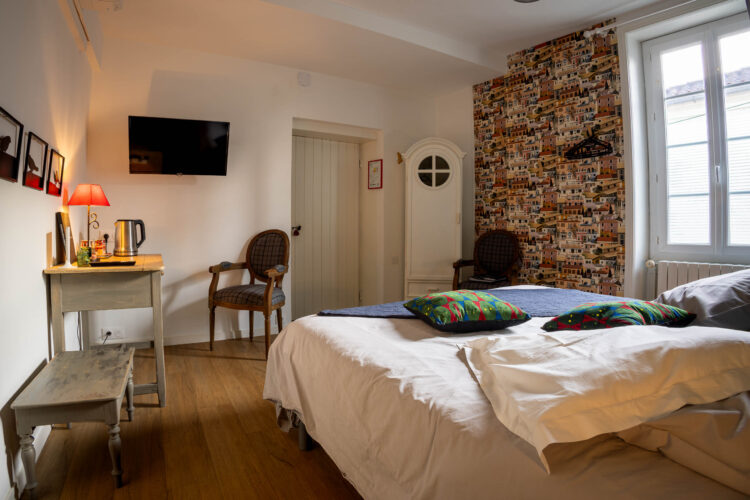 Équipements de la suite Soleil Levant à Suite en Terrasse, chambre d’hôtes à Cognac avec bureau, télévision, plateau de courtoisie, climatisation, wifi et salle de bains privative.