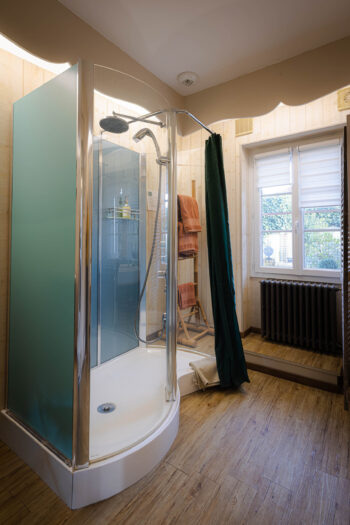 Salle de bains privative de la suite Soleil Levant à Suite en Terrasse, chambre d’hôtes à Cognac, cabine de douche, savon bio local, serviettes OEKO-TEX et vue sur la terrasse.