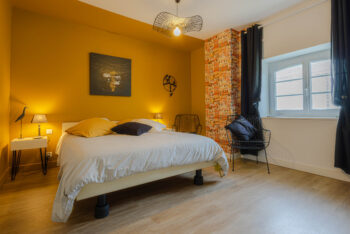 Vue d’ensemble de la suite Vent d’Ouest, chambre d’hôtes éco-responsable à Suite en Terrasse, à Cognac, décoration chinée et atmosphère calme proche du centre-ville.