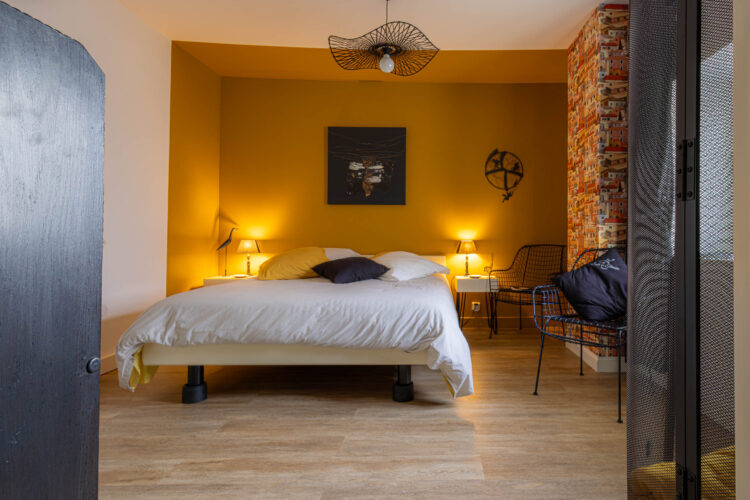 Vue d’ensemble de la chambre Vent d’Ouest, suite éco-responsable dédiée au slow tourisme à Suite en Terrasse, chambre d’hôtes calme à Cognac.
