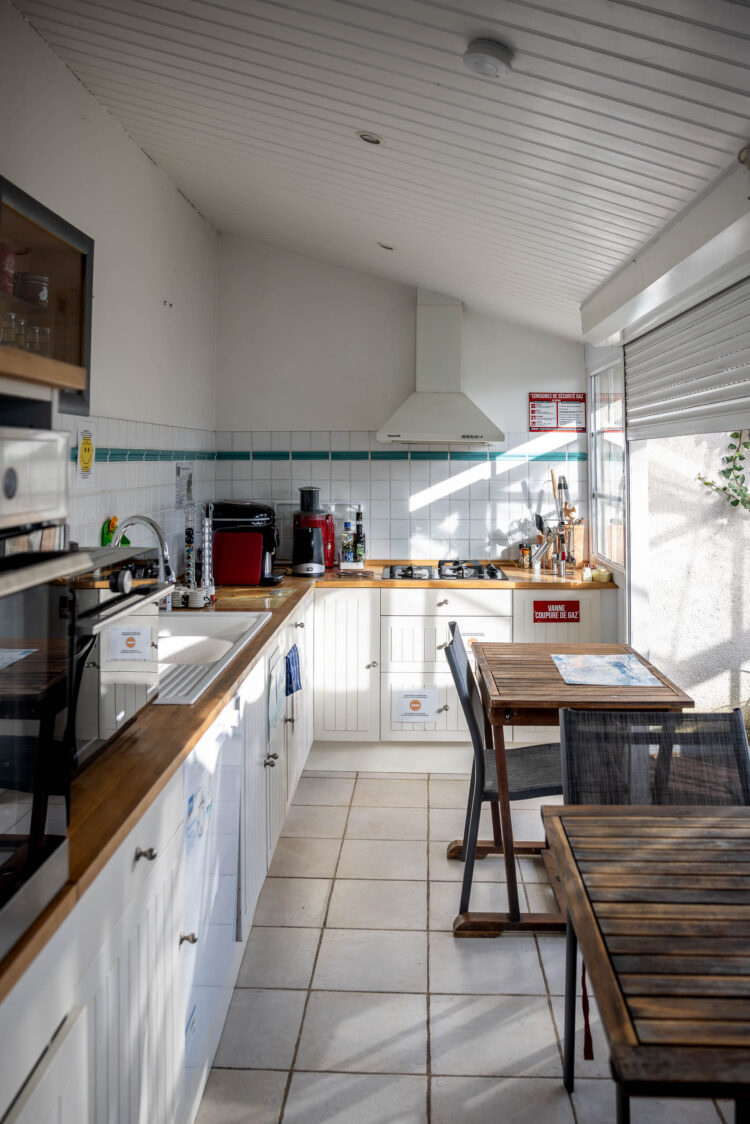 Cuisine d’été équipée mise à disposition des hôtes avec plaques de cuisson, four, micro-ondes et vaisselle à Suite en Terrasse à Cognac