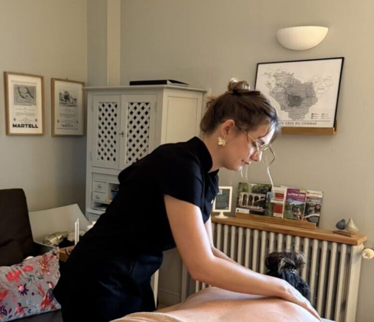 Massage californien à domicile sur terrasse avec vue apaisante, réalisé par une professionnelle certifiée pour une expérience bien-être unique