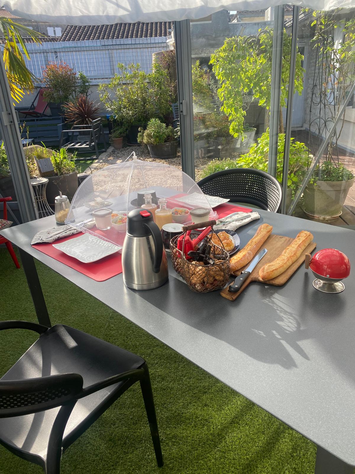 petit-dejeuner-suite-en-terrasse